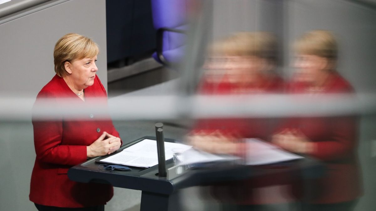 Merkelová je stále nejoblíbenější političkou. Na paty jí šlape jen Biden